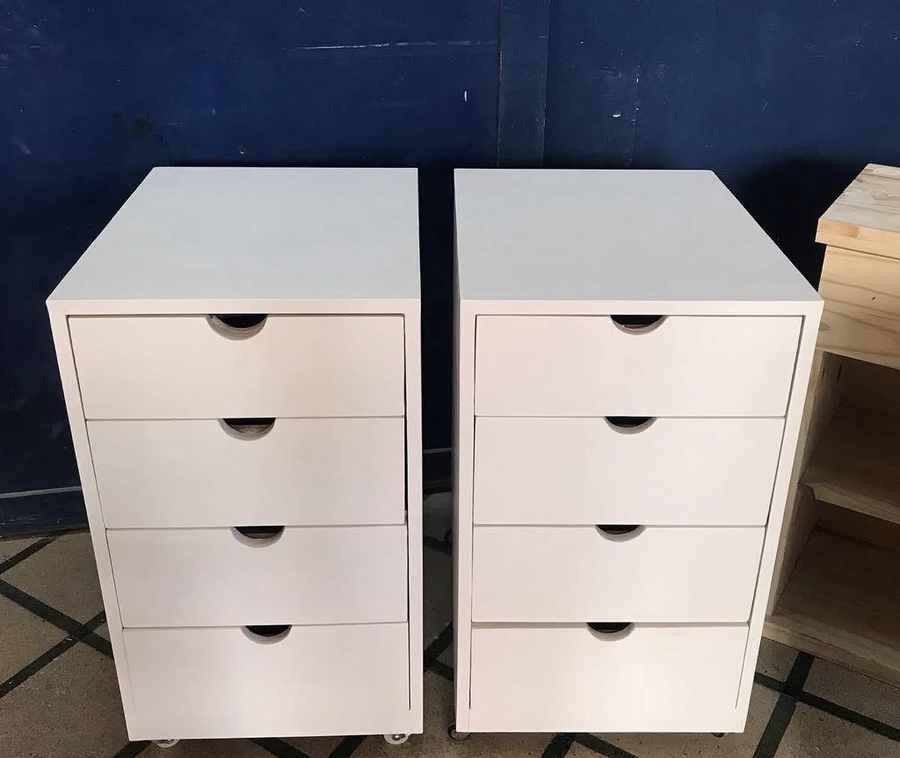Mesa de luz modelo 22 de Mueblería Longhi