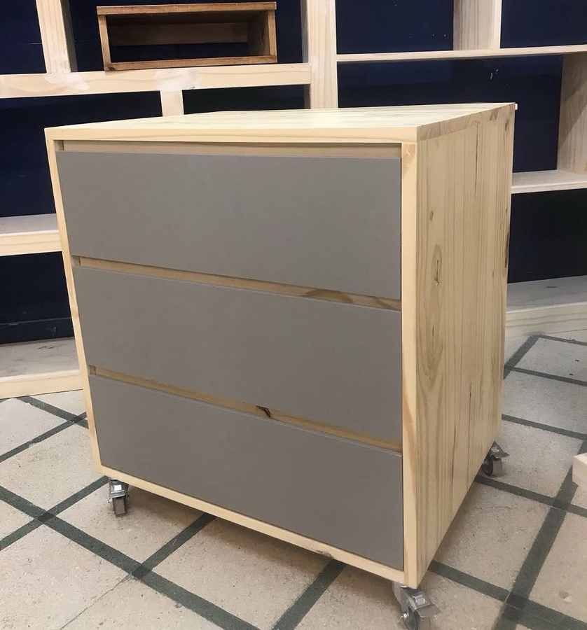 Mesa de luz modelo nuevo de Mueblería Longhi