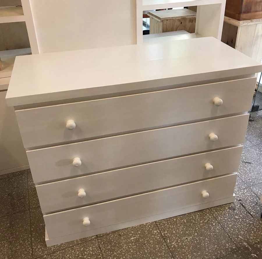 Cómoda modelo 05 de Mueblería Longhi